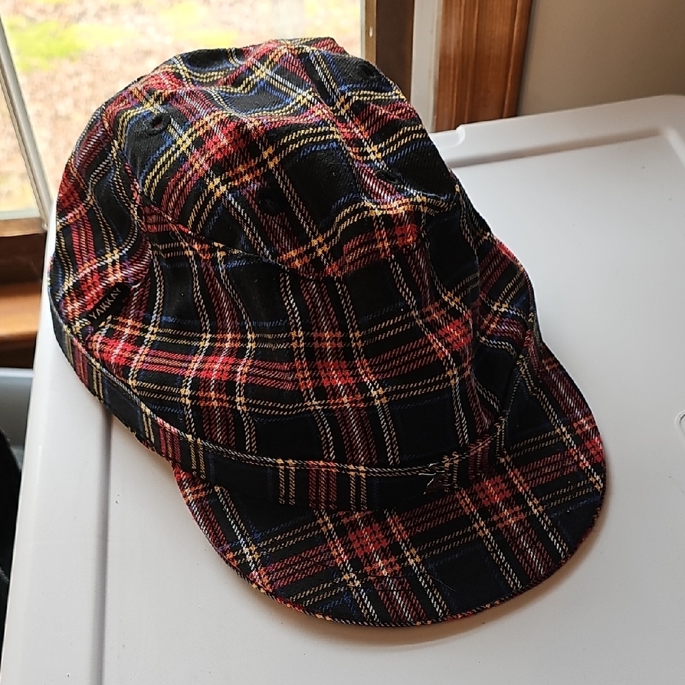 Chic Plaid Women's Hat in Red and Black